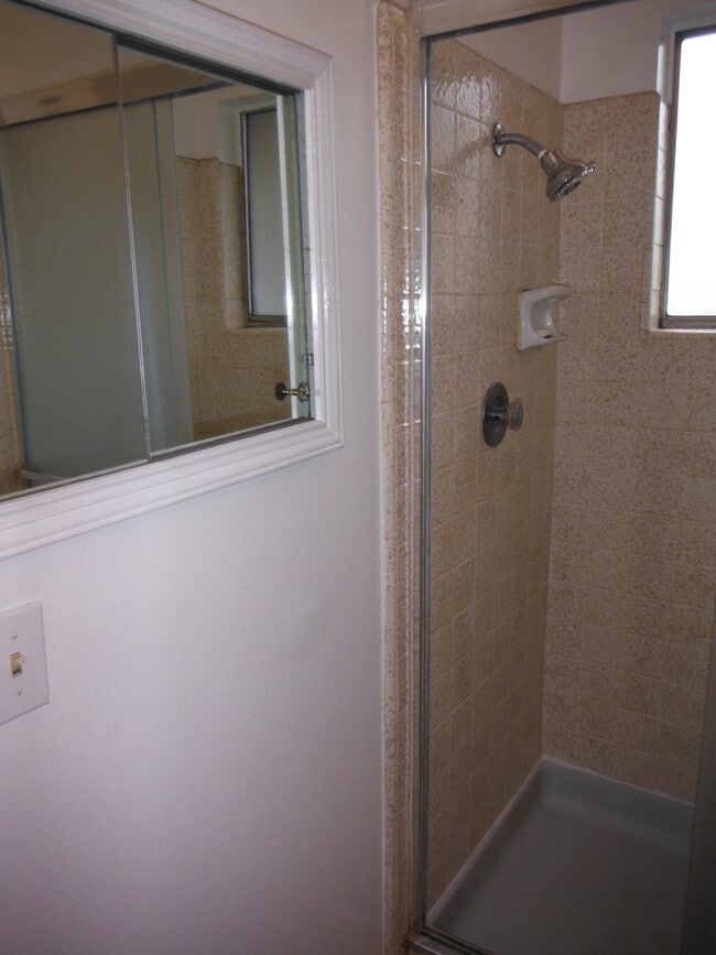 Building Photo - Spacious 3 Bedroom House Available Now