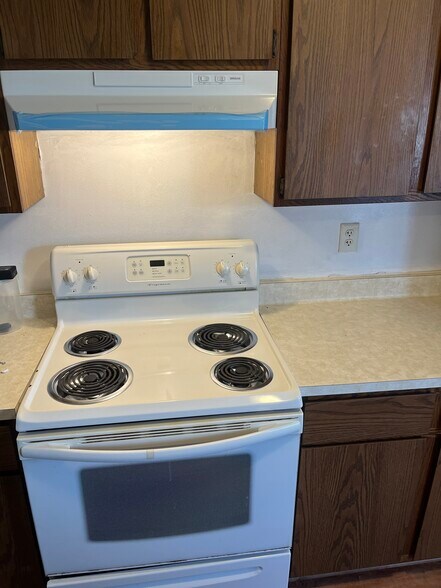 Stove - 1325 Camden Way