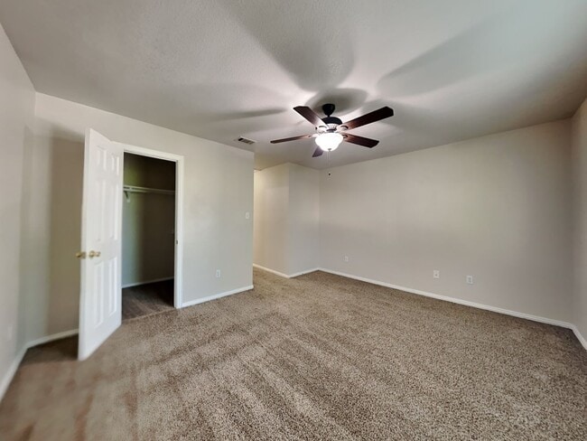 Building Photo - ONE MONTH FREE RENT! CALL NOW!