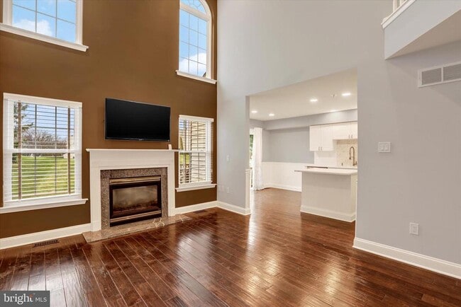 Building Photo - 102 Julian Dr E