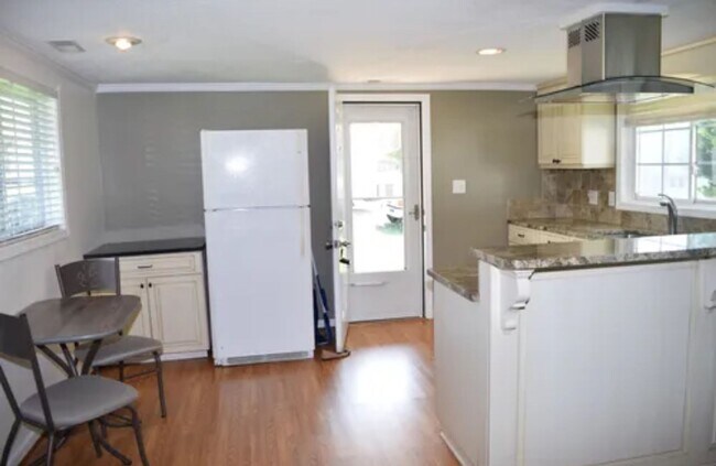 Building Photo - Charming, Partially Furnished Cottage-Style Home Near Catawba Hospital – Available Now!