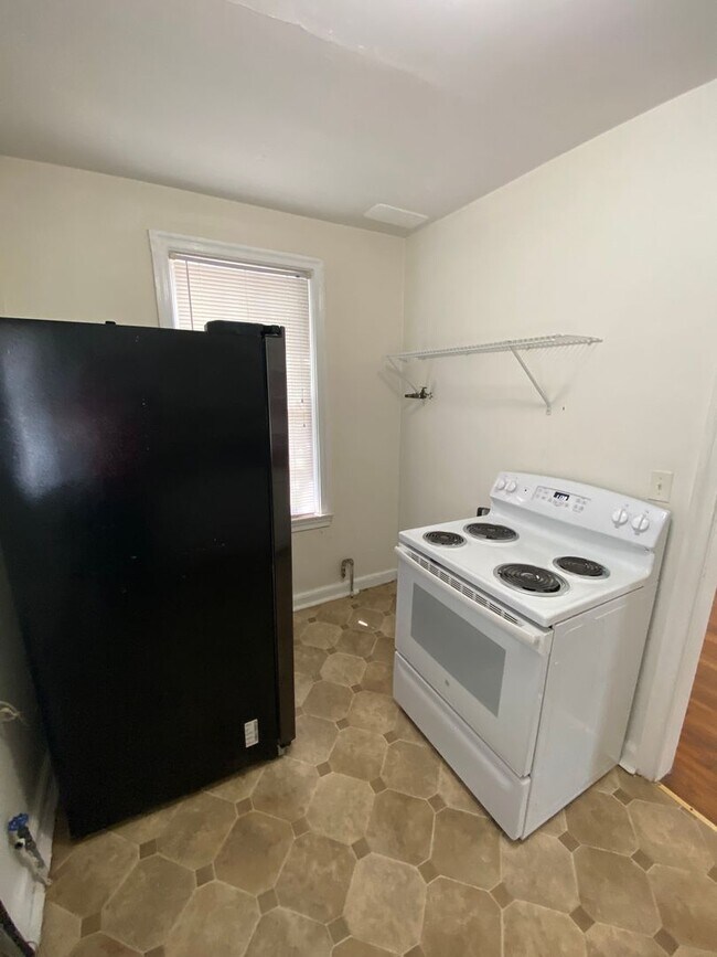 Building Photo - 2-bedroom, 1 bath home available in Rosewood area!