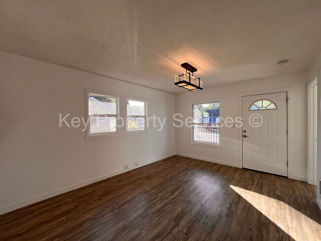 Building Photo - Renovated Longview Cottage with Huge Yard!