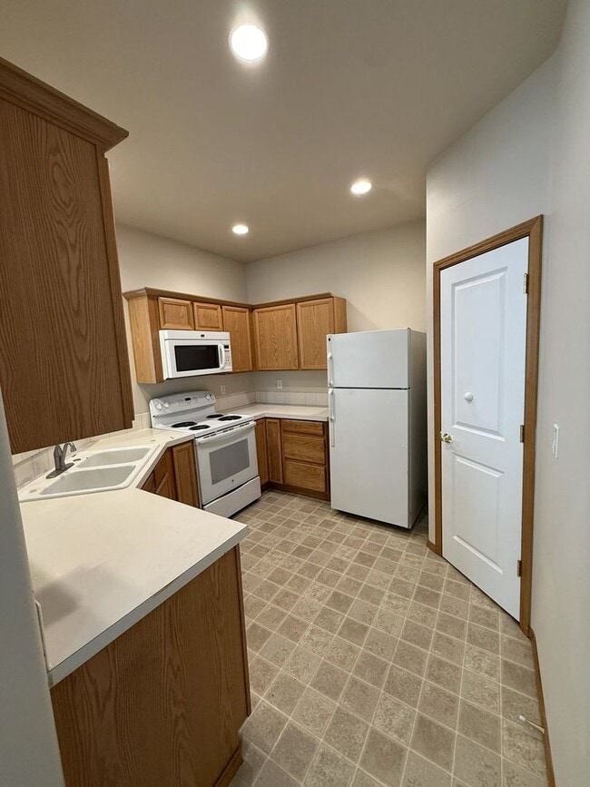 Building Photo - 2117 NE 81st Ave