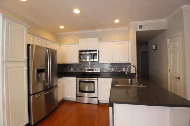 Building Photo - Long Realty & Property Management - 3 Bedroom Condo in Gated Community with Amenities