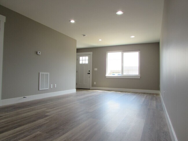 Building Photo - Brand new 3 bed/2.5 bath duplex located in...