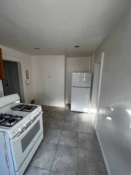 Building Photo - 425 Leslie St