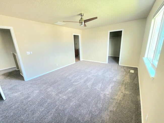 Building Photo - Move In Special- $500.00