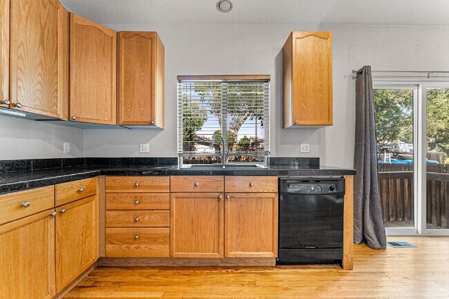 Building Photo - 4-Bed Arvada Home w/ Bedroom & Full Bathro...