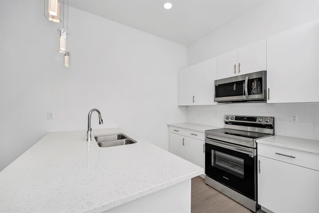 Building Photo - 380 Famagusta Dr