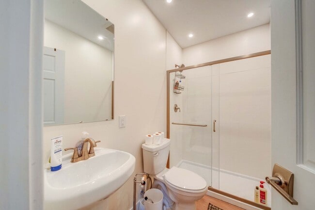 Building Photo - Massive Newly Renovated 11-Bedroom House o...