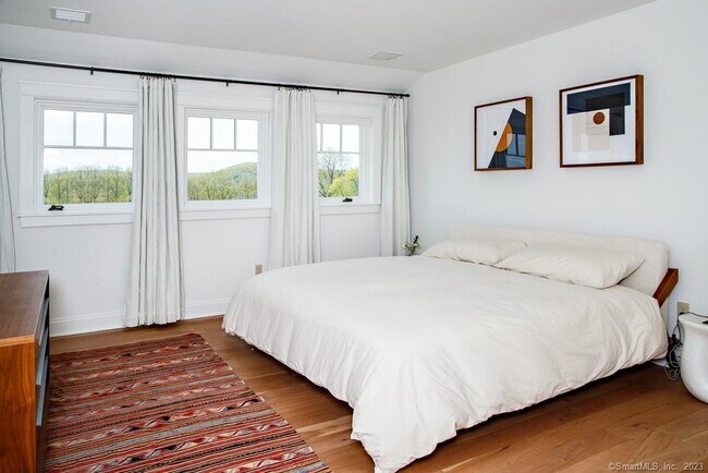 Building Photo - 121 Quaker Hill Rd