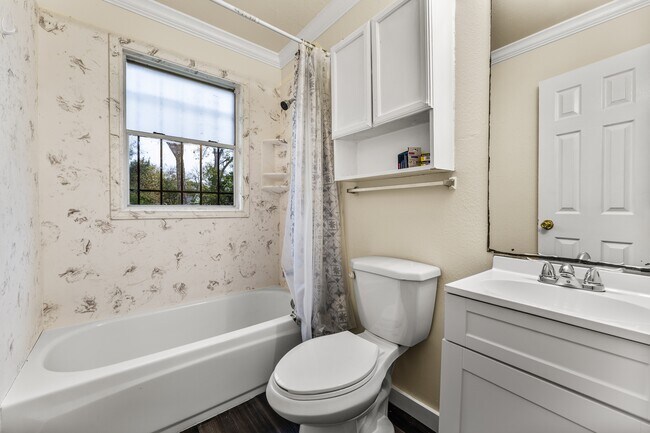 Building Photo - 820 Pecan Ave