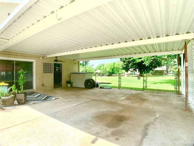 Building Photo - 313 Verdun Dr