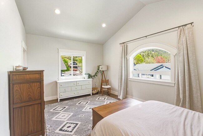 Building Photo - Bright & Spacious 4-Bedroom Haven Just Minutes from Leavenworth Village