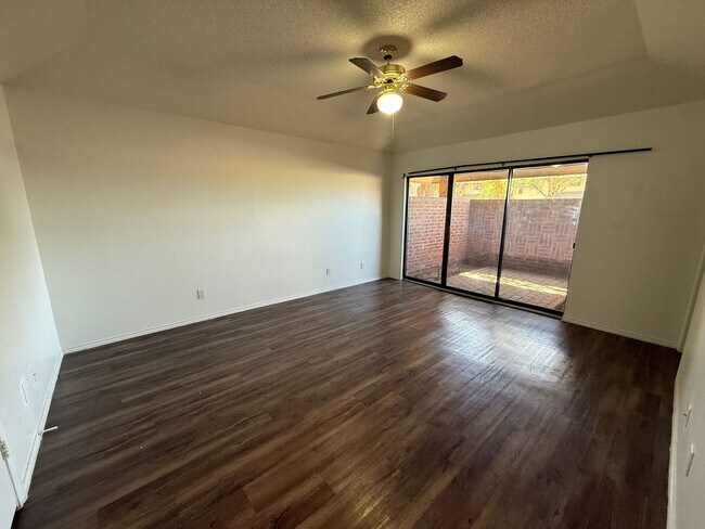 Building Photo - Garden Home on the Eastside.