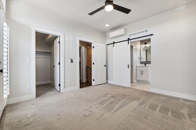 Building Photo - Like New Townhome Available Now-Denver