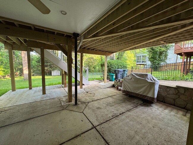 Building Photo - Fantastic 5 Bed 3 Bath Single Family Home ...