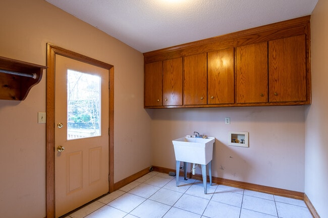 Building Photo - 4135 Knollcrest Cir N