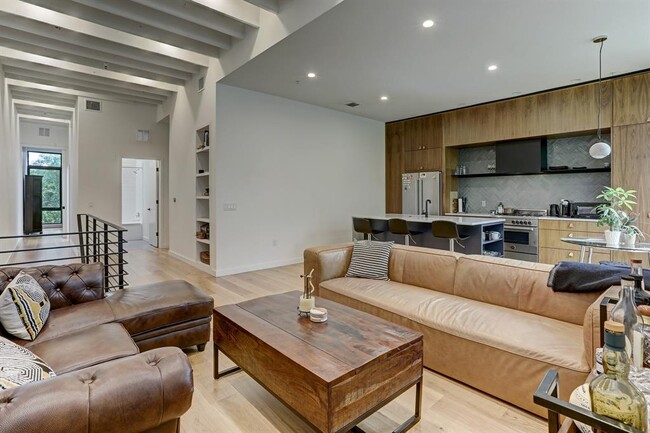 Building Photo - 1713 Bluebonnet Ln