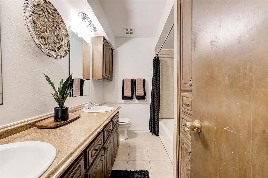 Building Photo - 216 Klondike Dr