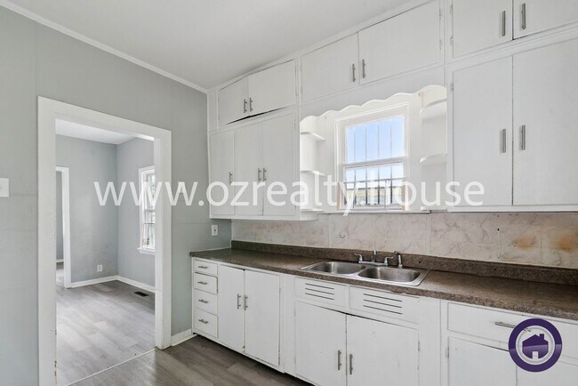 Building Photo - Cozy Two-Bedroom Home with Fresh Updates a...