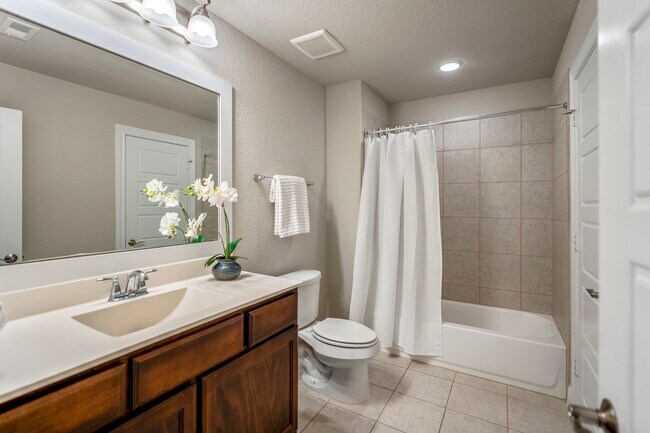 Building Photo - 16719 Highland Country Dr