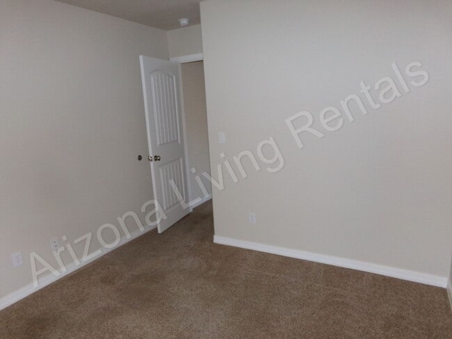 Building Photo - SUPER CLEAN 4 BEDROOM HOME