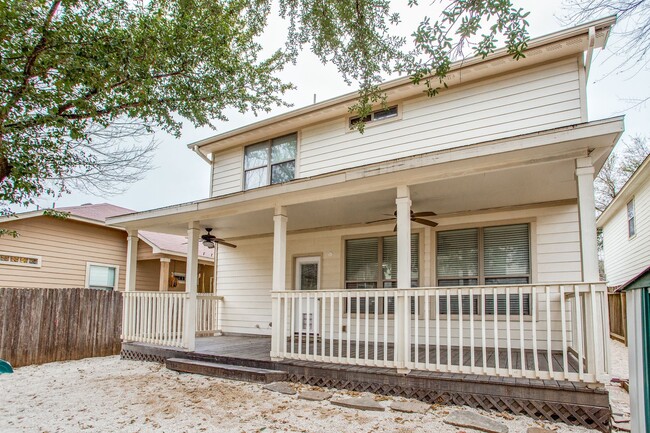 Building Photo - 3 Bedroom/2.5 Bath Pecan Hill Subdivision