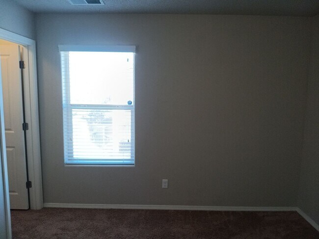 Building Photo - Stunning Home! Showings available Today!