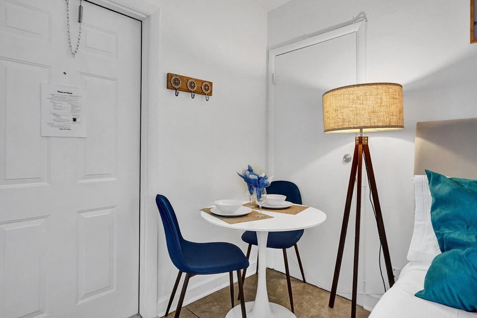 Building Photo - 335 Desoto St