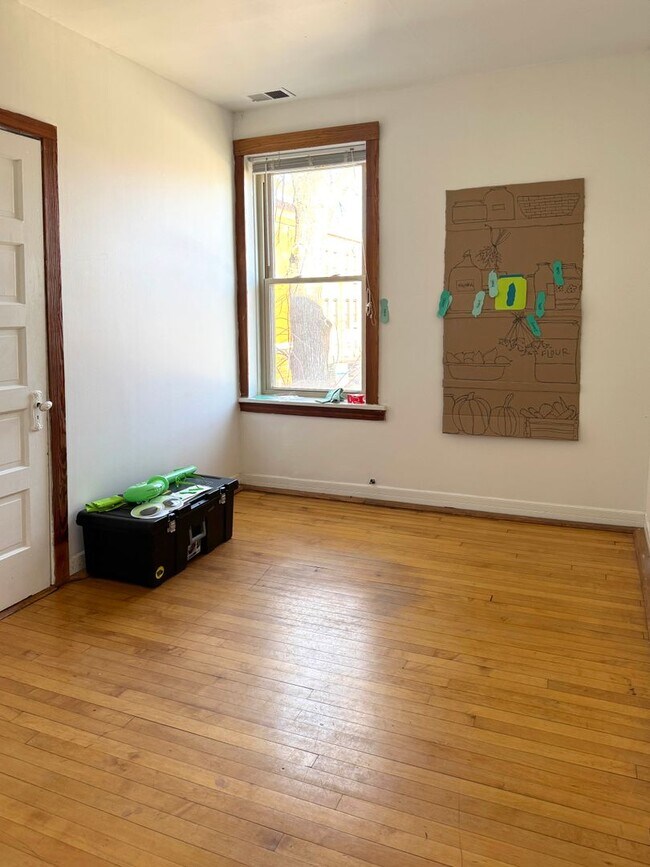Building Photo - Ukrainian Village 2 Bedroom. Bright and Sunny. Big Bedrooms, Exposed Brick. Central HVAC. Free Fa...