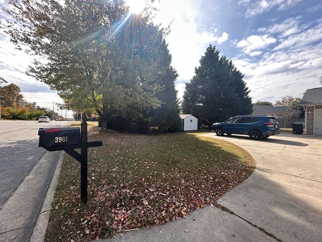 Building Photo - Ready to View! Updated 3/2 Home High Point...