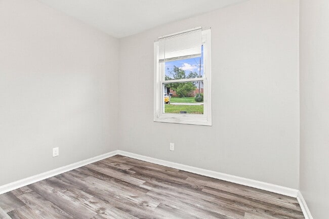 Building Photo - 400 Richcreek Rd
