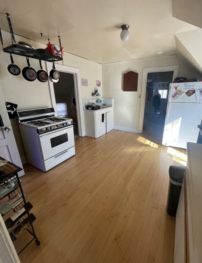 Building Photo - 3114 N Newhall St