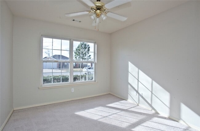 Building Photo - 807 SW Sandrock Rd