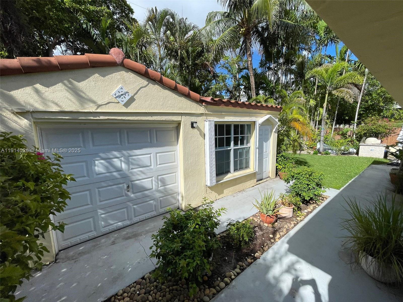 Building Photo - 1018 W 47th St