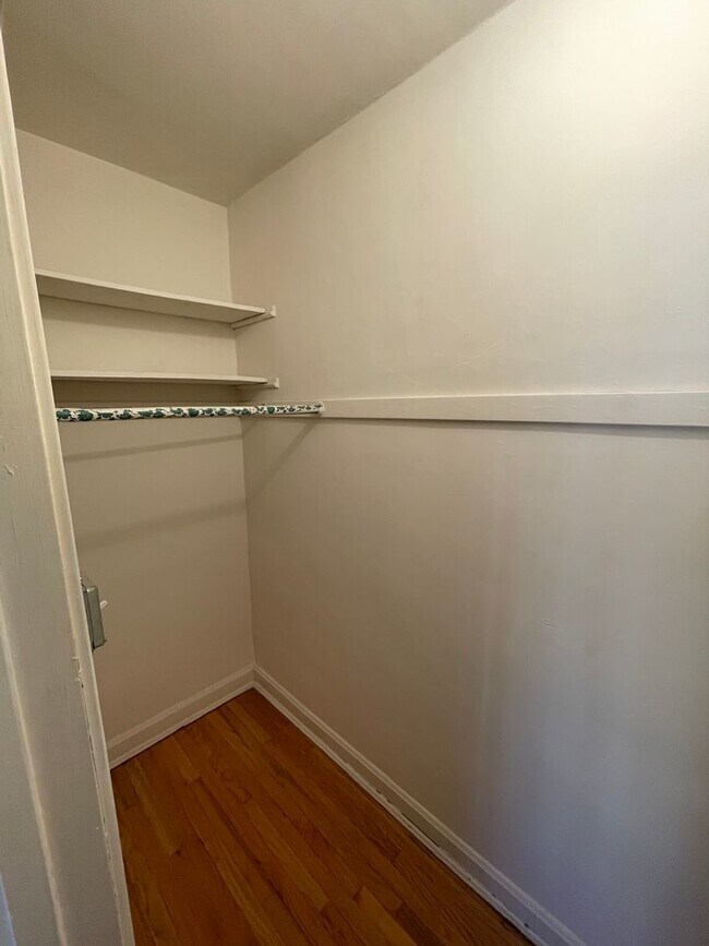 Building Photo - 6424 N Richmond St