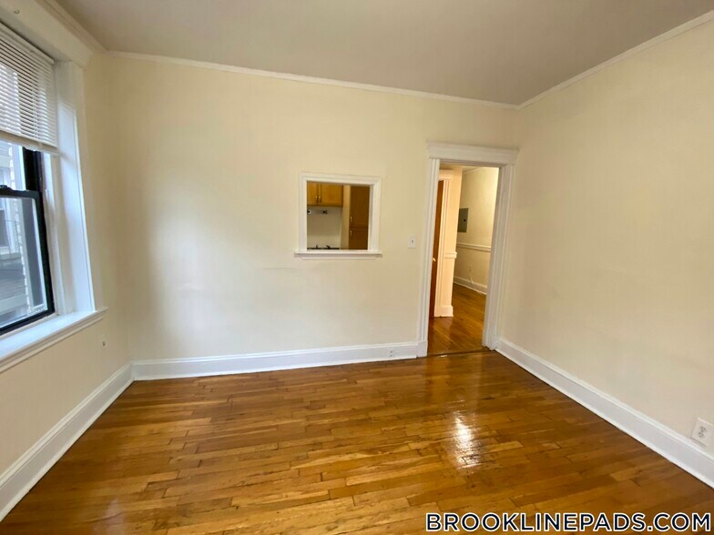 Building Photo - 364 Riverway