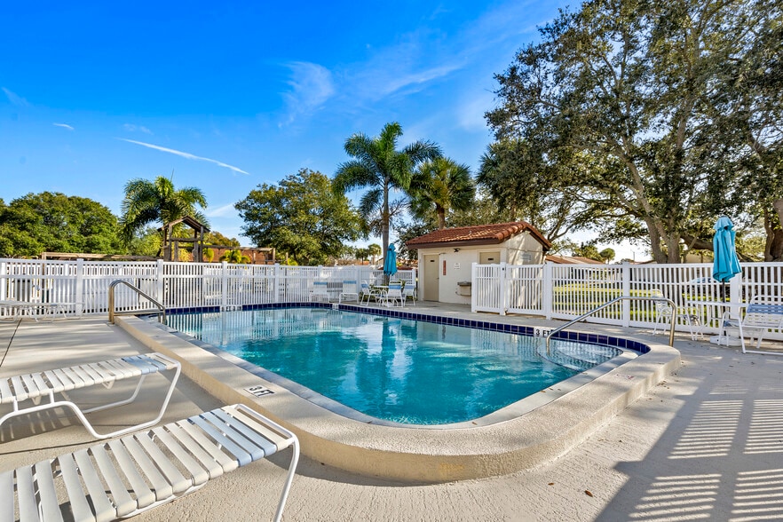 Building Photo - 7360 Ulmerton Rd