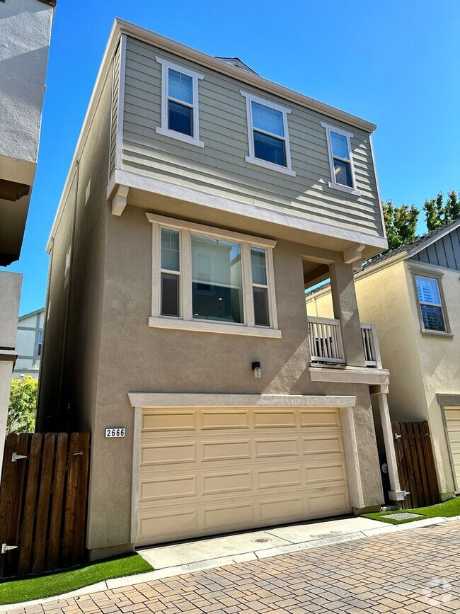 Building Photo - Spectacular 2/2.5 Tri-Level House (Upper L...