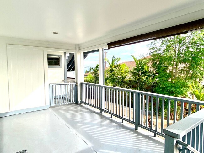 Building Photo - 202 - CA