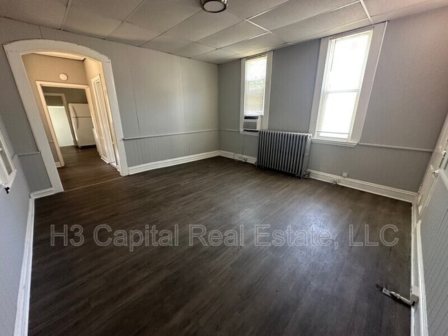 Building Photo - 305 S Charles St