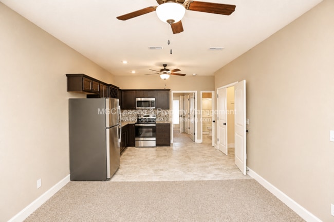 Building Photo - Eagle Creek Townhome — Main-Floor Primary Suite