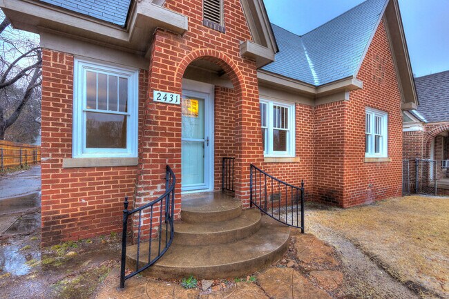 Building Photo - Charming 3-bedroom, 1-bathroom house - Available now!