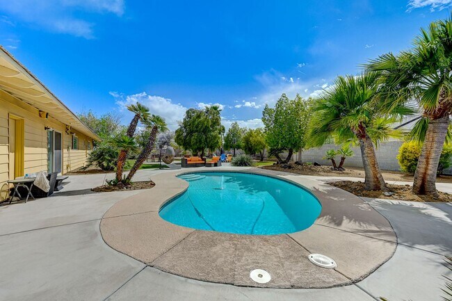 Building Photo - Stunning Vintage Vegas Pool Home on almost...