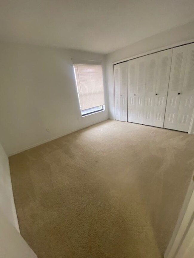 Building Photo - 2 Bed 1.5 Bath Townhome Washer Dyer Hookup...