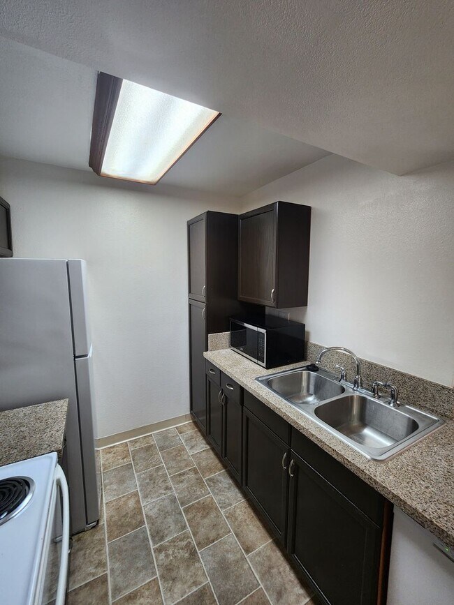 Building Photo - Gorgeous and Comfortable - Dual Master Suites - 2BD/2BA - East Mission Valley