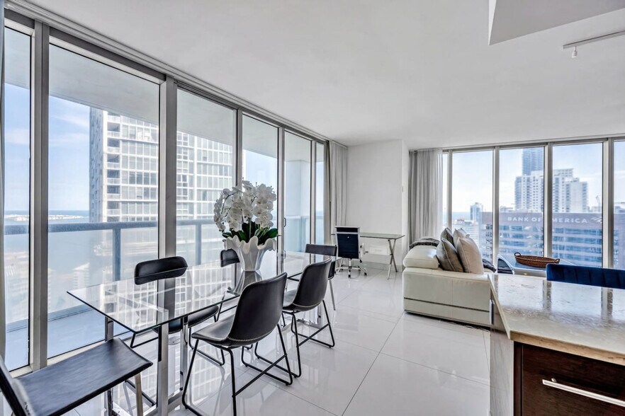 Building Photo - 485 Brickell Ave