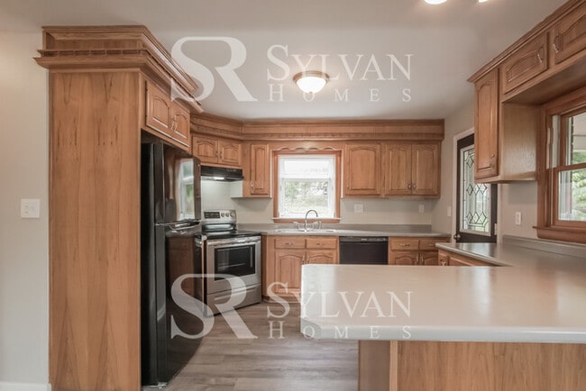 Building Photo - Stunning 3BR, 1.5BA brick home